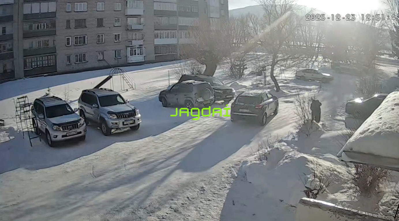 «Өзі жүре алады» деп кеткен: Риддерде аулада такси алты жастағы баланы қағып, кетіп қалған